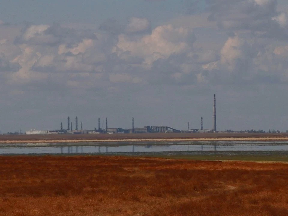 Источником загрязнения на Севере Крыма являются химические заводы. Фото: Архив КП