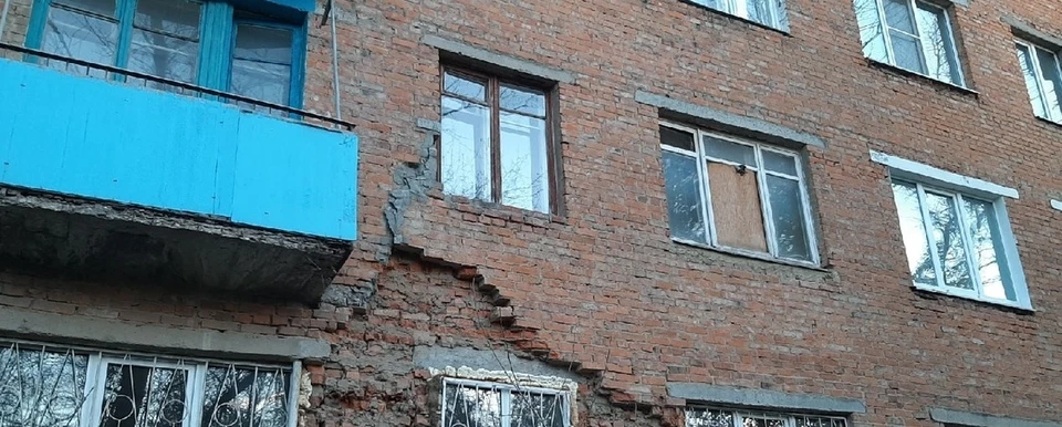 В Тульской области на улице Баумана в Алексине обрушилась часть фасада кирпичной многоэтажки