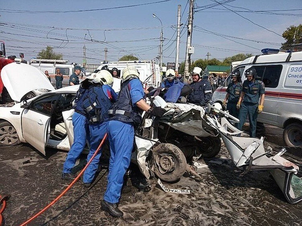 Спасателям пришлось вырезать погибшего водителя "Гранты" из покореженной машины