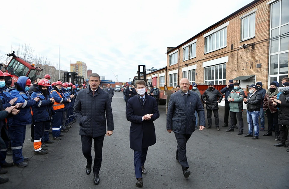 Главу Приморья в ВМТП приветствовали аплодисментами. Фото: Александр Сафронов