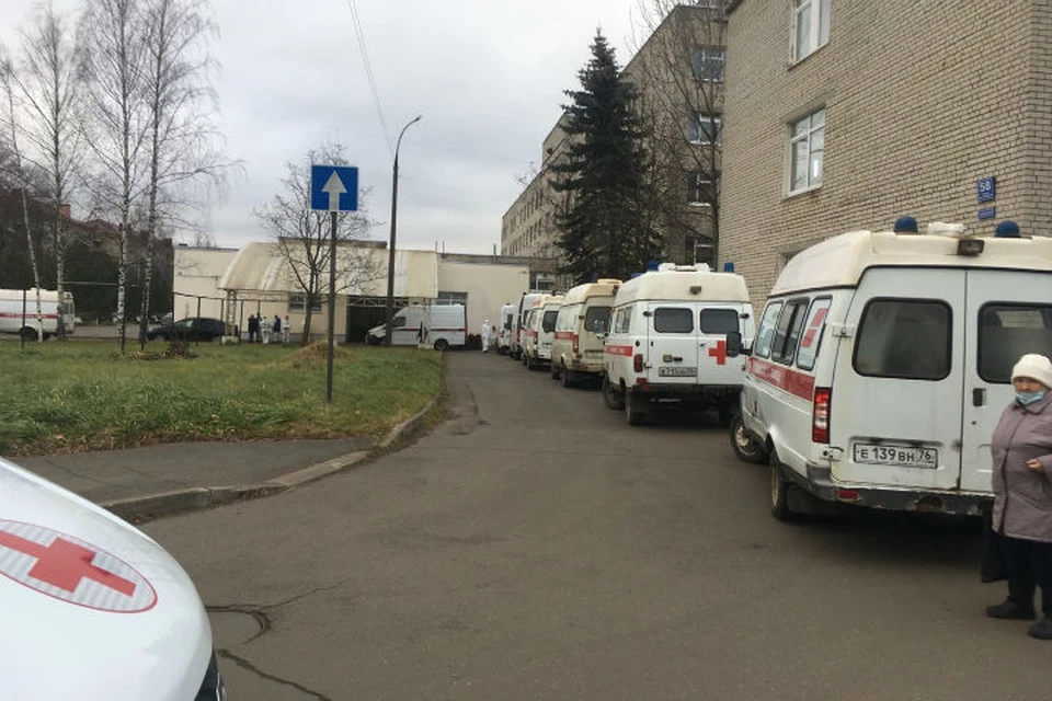 У больницы образовалась пробка из машин "скорой". ФОТО: группа "Подслушано в Рыбинске" ВКонтакте