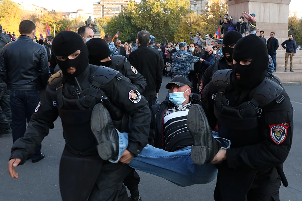Митинг разъяренных капитуляцией на площади Свободы Еревана был с удивительной легкостью разогнан полицией