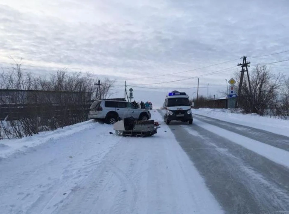 В Каргасовском районе водитель снегохода врезался в "Газель".