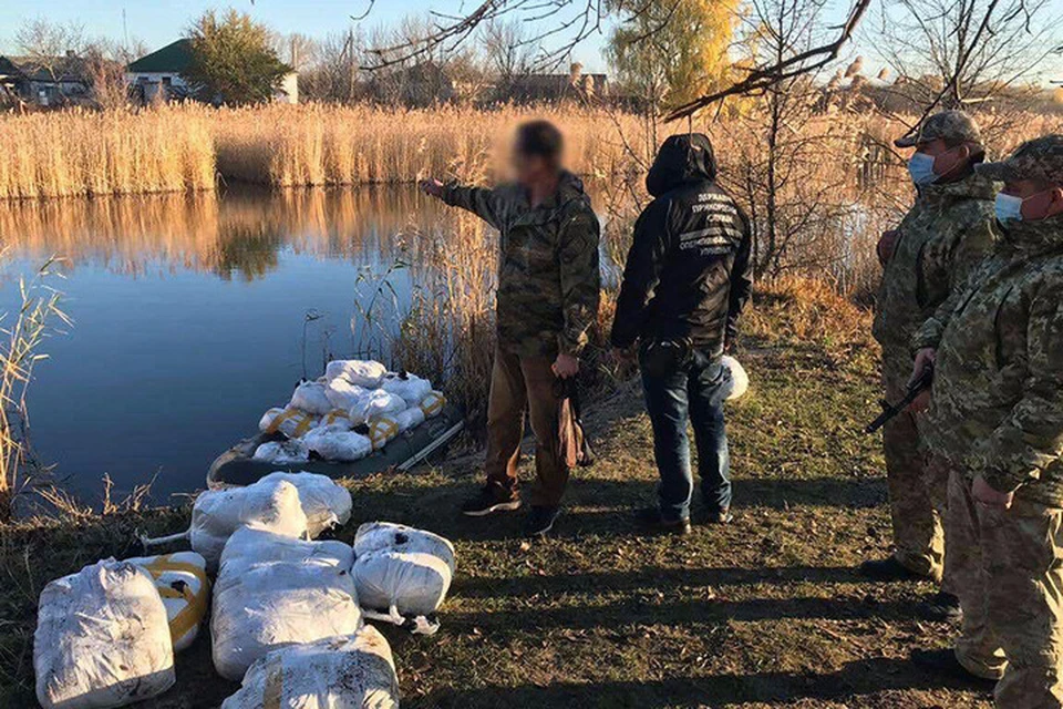 Задержанный 42-летний житель Меловского района рассказал пограничникам, как переправляли товар. Фото: ГПСУ
