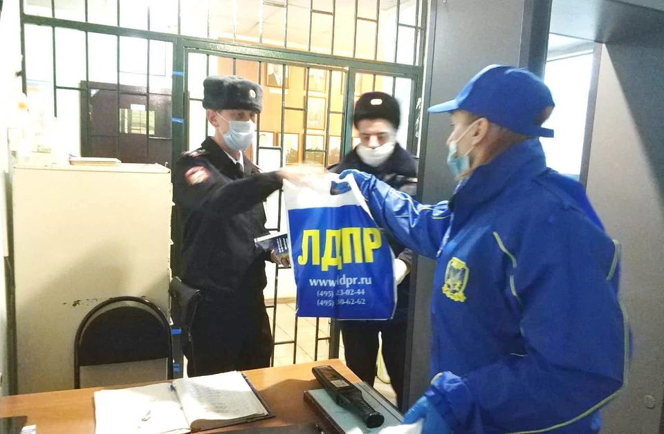 Активисты ЛДПР поздравили полицейских Саратова