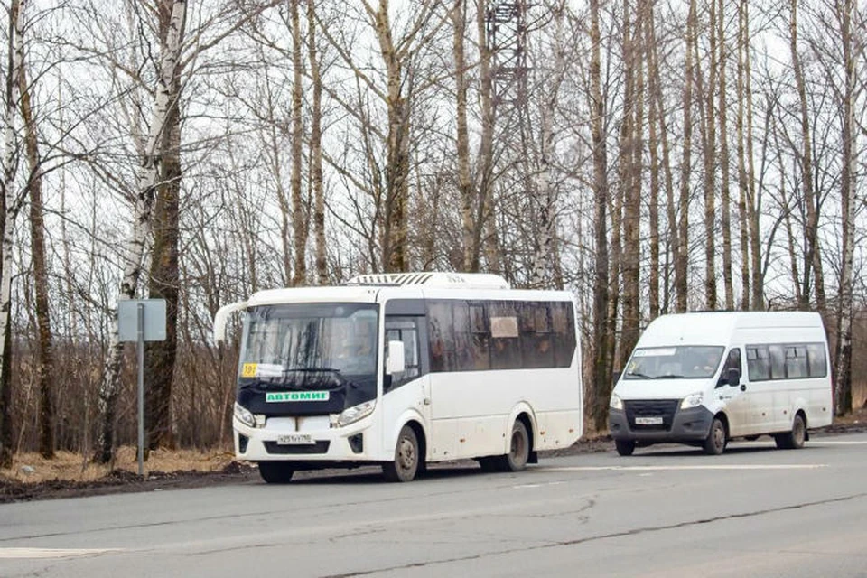 На остановке «Санаторий «Красный Холм» автобус останавливается при движении в обоих направлениях