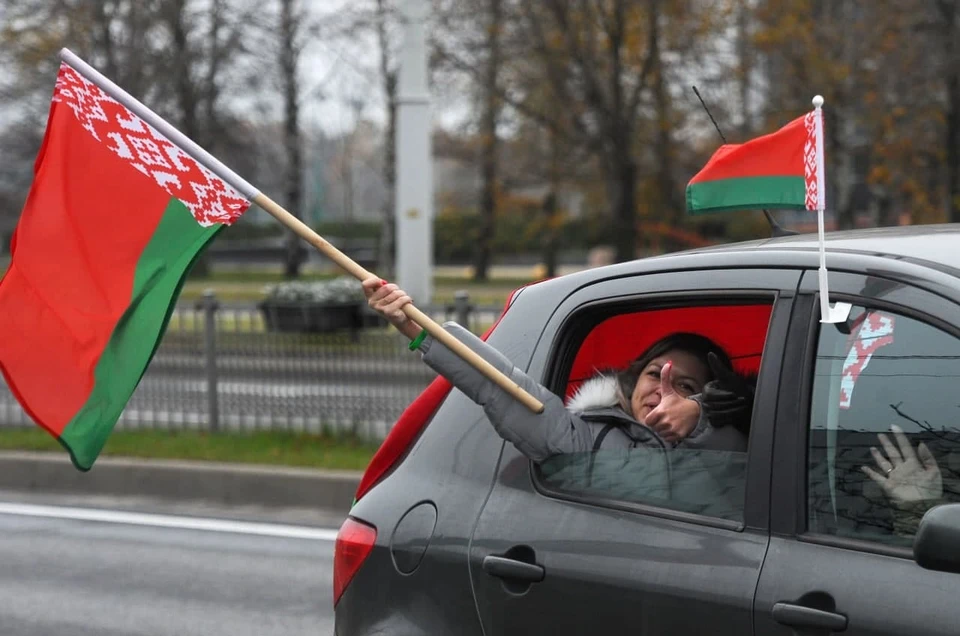 В Минске продолжаются акции оппозиции и автопробеги сторонников власти.