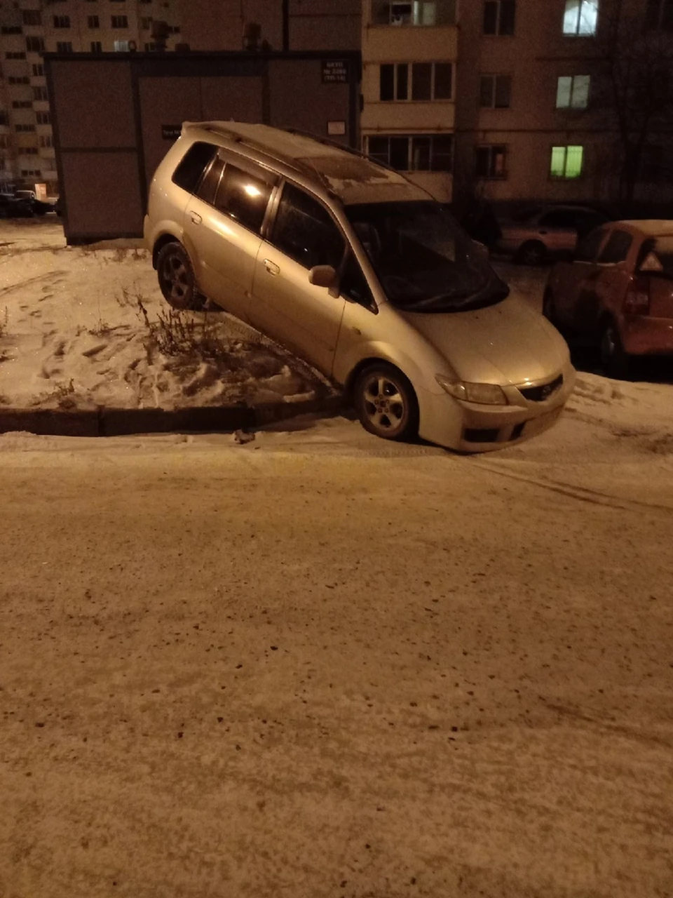 Вот так паркуются в Омске.