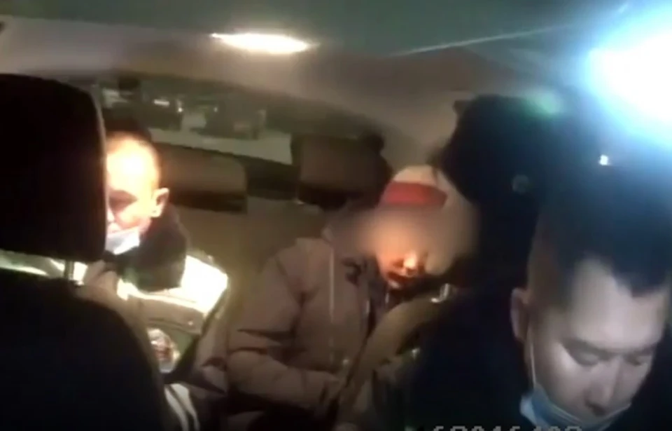 В полицейской машине - порно видео на riosalon.ru