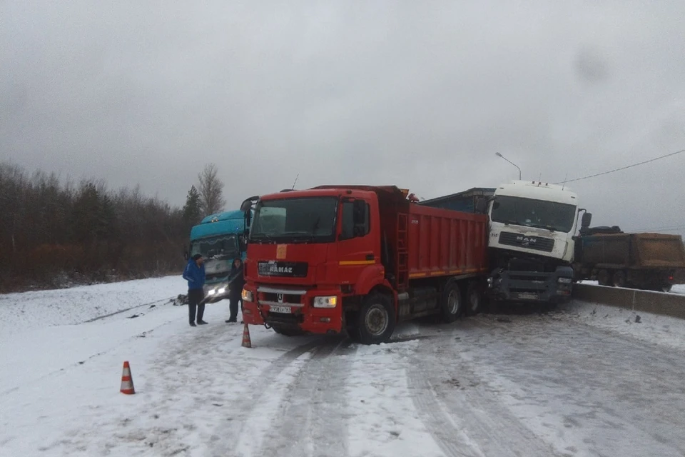 Снегопад спровоцировал многочисленные ДТП в Петербурге и Ленобласти. Фото: vk.com/spb_today