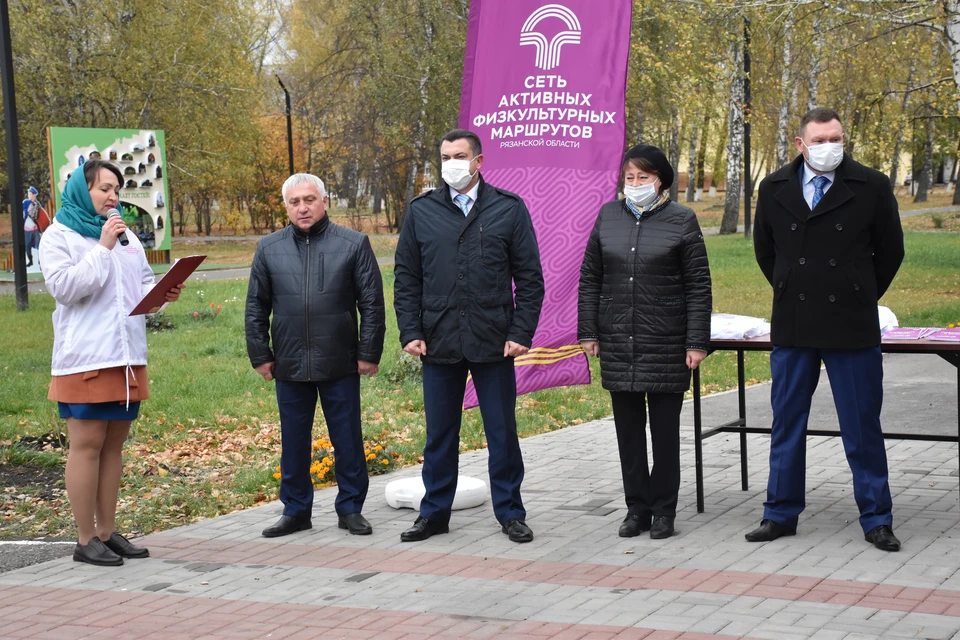 Евгения Рубцова, глава городской администрации Сасова (вторая справа), на открытии активного физкультурного маршрута «Путь к здоровью».