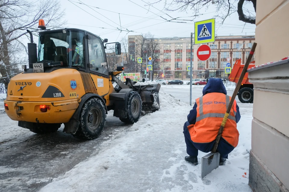 На уборку первого снега в Петербурге вышло более 900 единиц техники и 8000 дворников