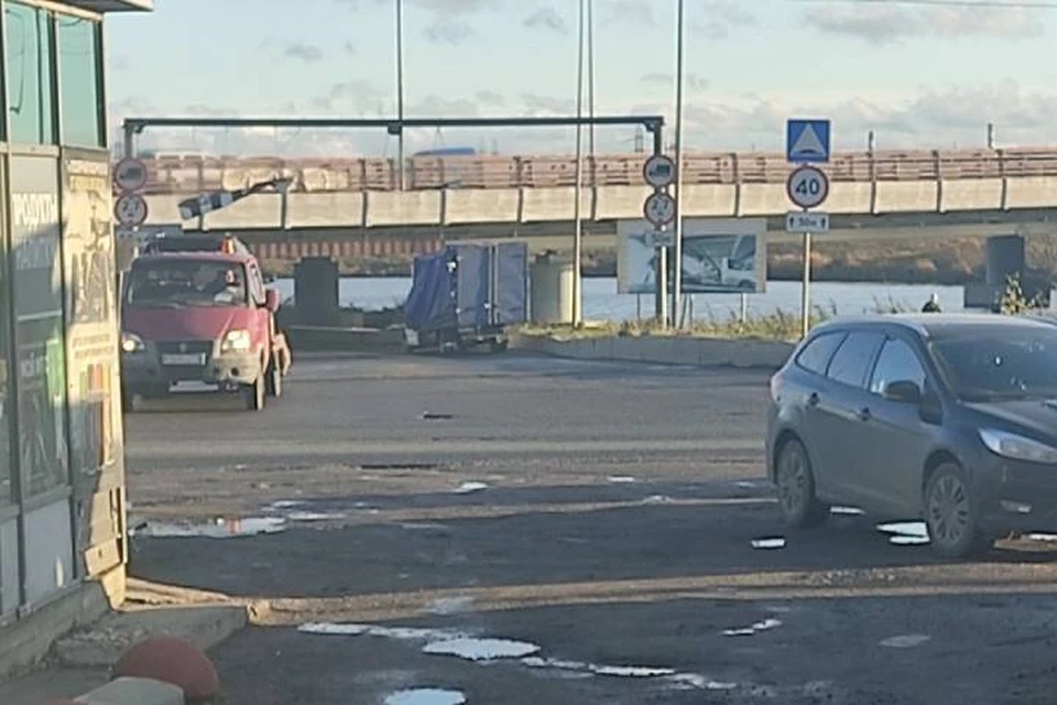 Очередная "Газель" застряла под "Мостом глупости" в Санкт-Петербурге