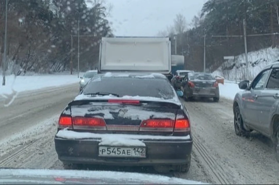 Из-за снегопада вереница из фур создала в Кемерове огромную пробку. Фото: Регион 42/ vk.com