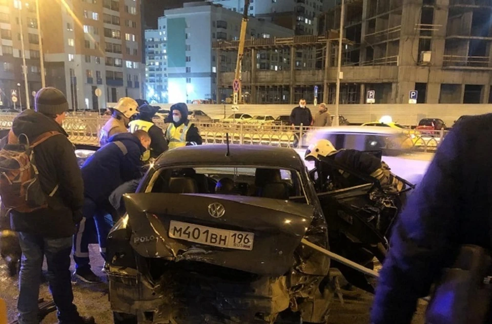 Чтобы достать пассажиров пришлось прибегать к помощи спасателей. Фото: "Инцидент-Екатеринбург"