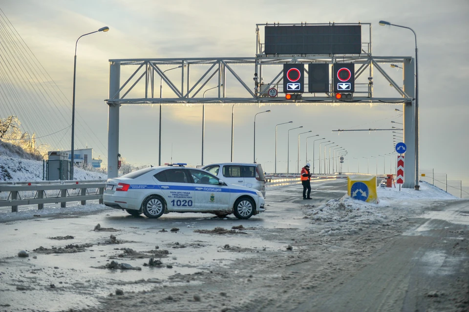 Русский мост перекрыт, о чем предупреждают сотрудники ГИБДД минимум дважды