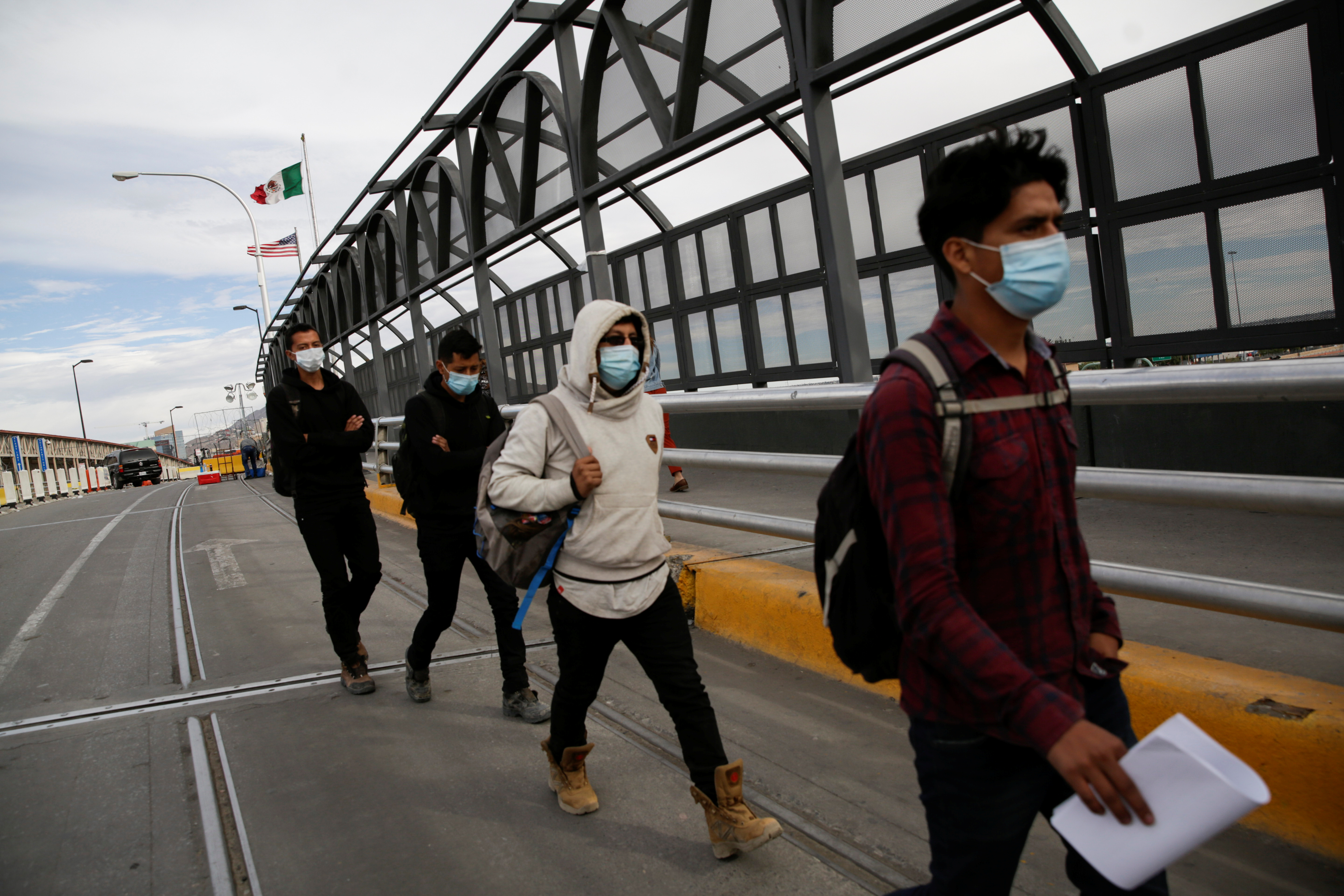 Границу Мексики и США пытаются пересечь в том числе и наши соотечественники.