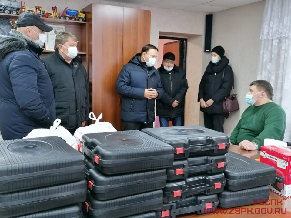 Партия выделила деньги на продукты и товары первой необходимости для пострадавших от стихии людей. Фото: пресс-служба ЗС ПК