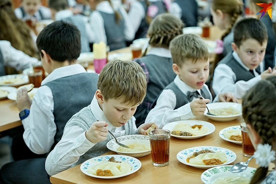 Фото дети кушают в школе