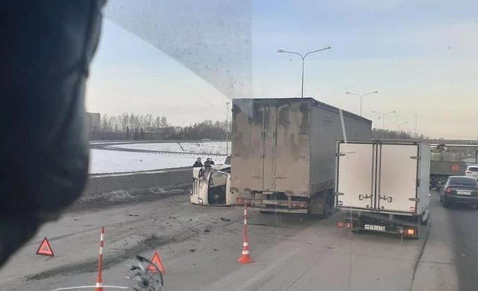 Недалеко от тюменского «Рощино» произошло массовое ДТП с пострадавшей.