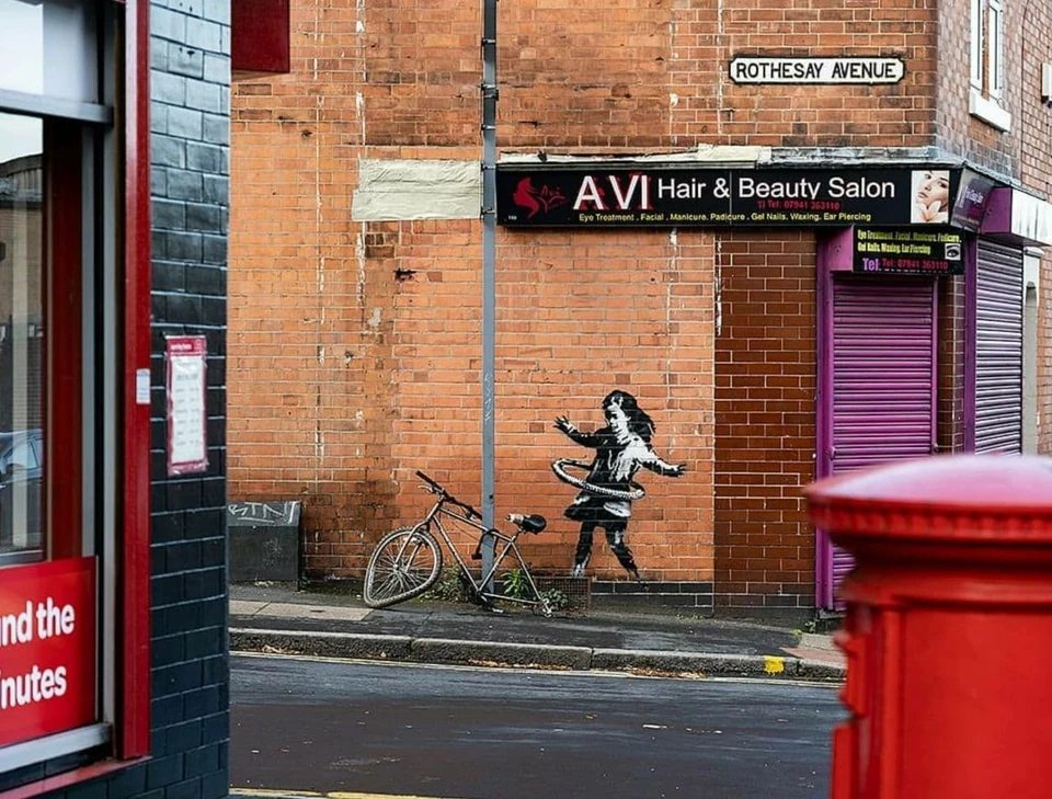 Из новой работы Бэнкси в Ноттингеме украли сломанный велосипед. Фото: страница Бэнкси в Instagram