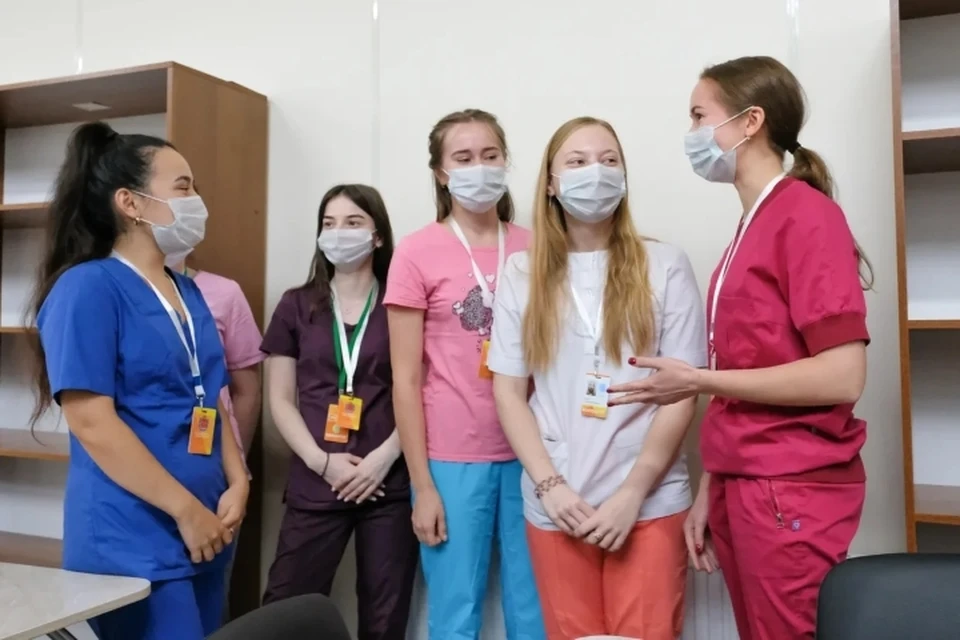 Студенты медколледжей и вузов Санкт-Петербурга активно помогают медикам во время пандемии коронавируса.