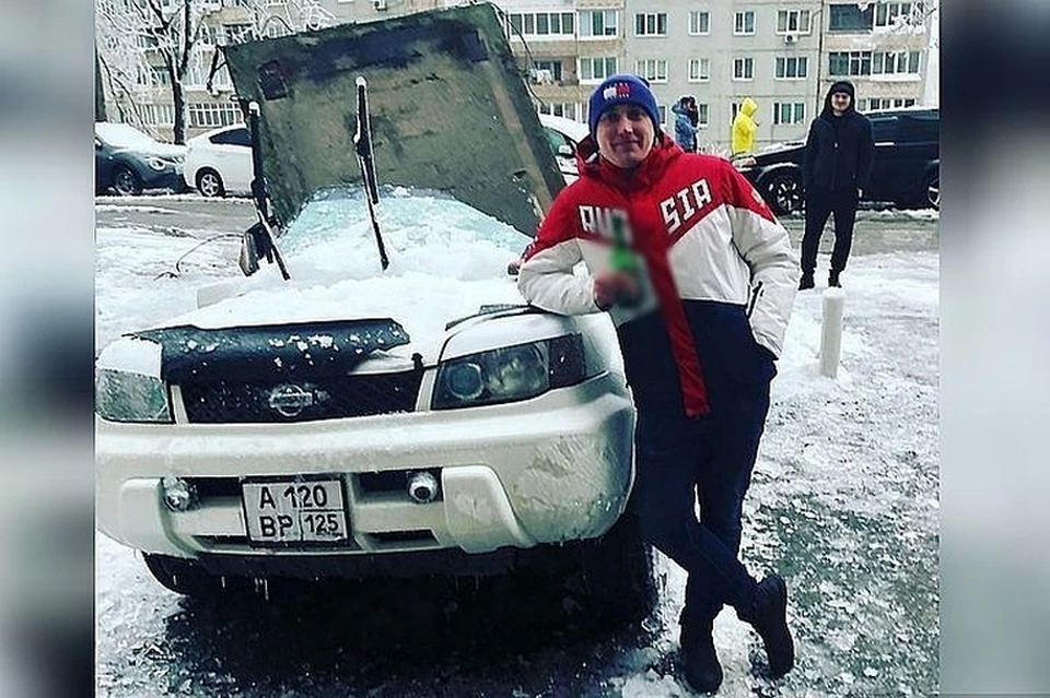 Чудом уцелевший житель Владивостока рядом с разбитым авто. Фото: личный аккаунт владельца машины