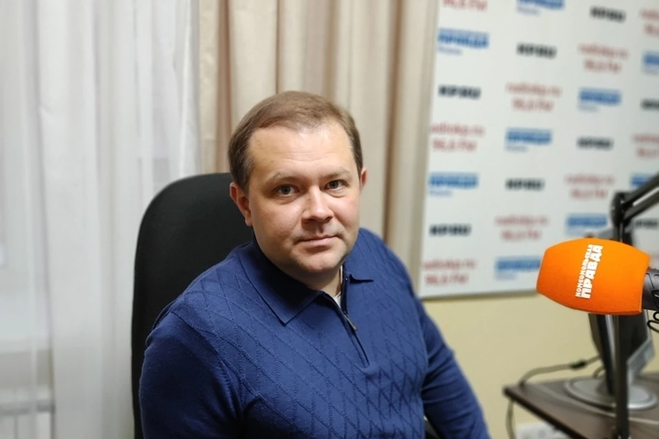 Павел Новоселов в радиостудии Радио "КП".