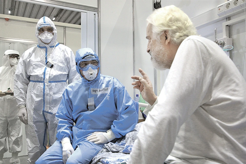 Андрей Воробьёв (в синем костюме) пожелал пациентам скорейшего выздоровления. Фото: Гавриил ГРИГОРОВ/ТАСС