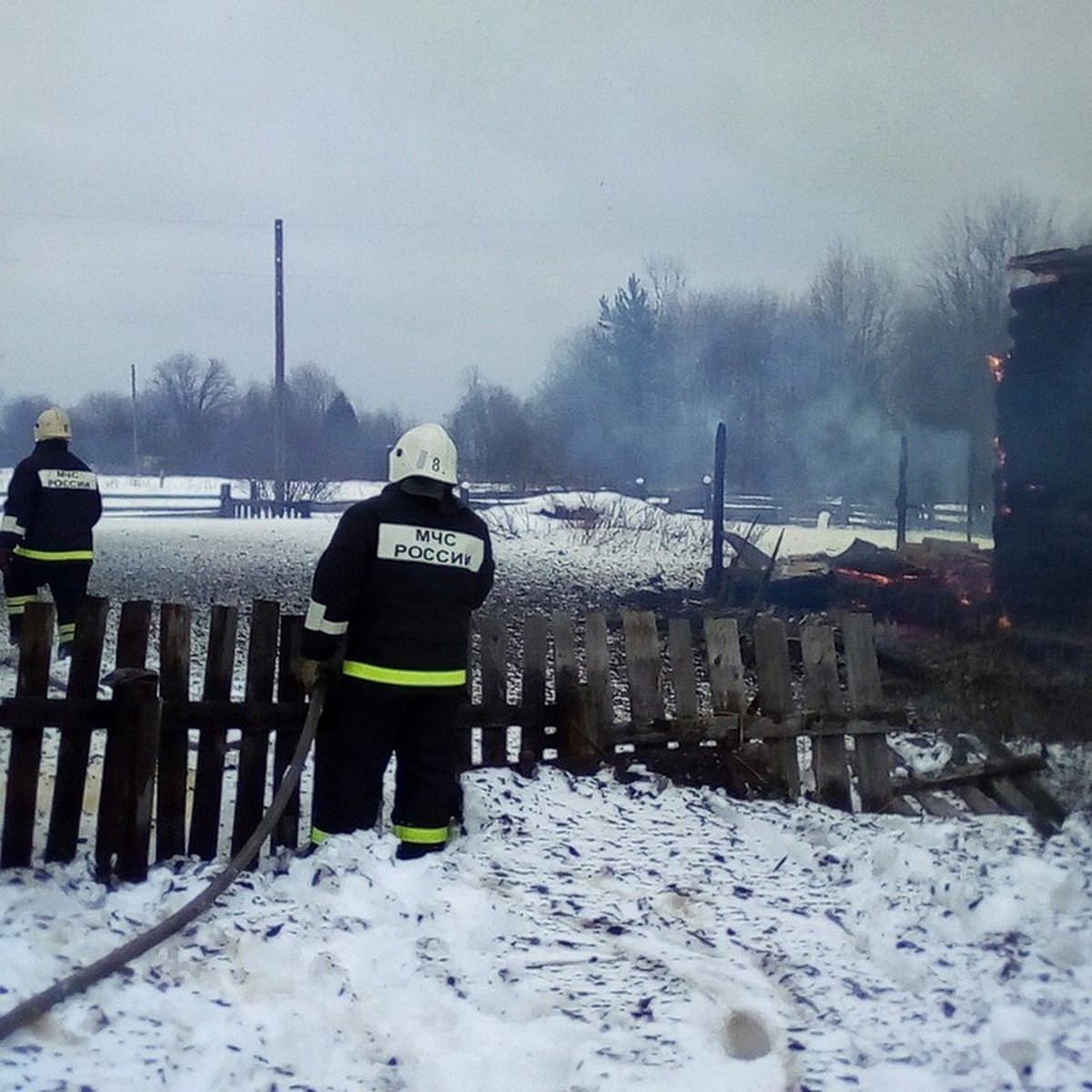 Три часа держали оборону от огня: в Красноярском крае подростки и взрослые  отстояли свою деревню - KP.RU