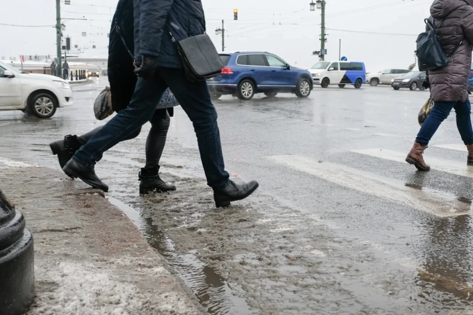 Дорожники готовятся ликвидировать возможный снегопад в ночь с 25 на 26 ноября в Санкт-Петербурге.