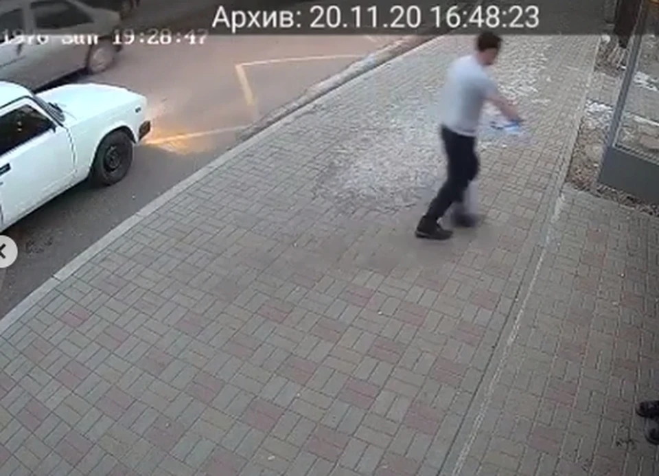 Мужчина нарушил и правила парковки. Скриншот с видео
