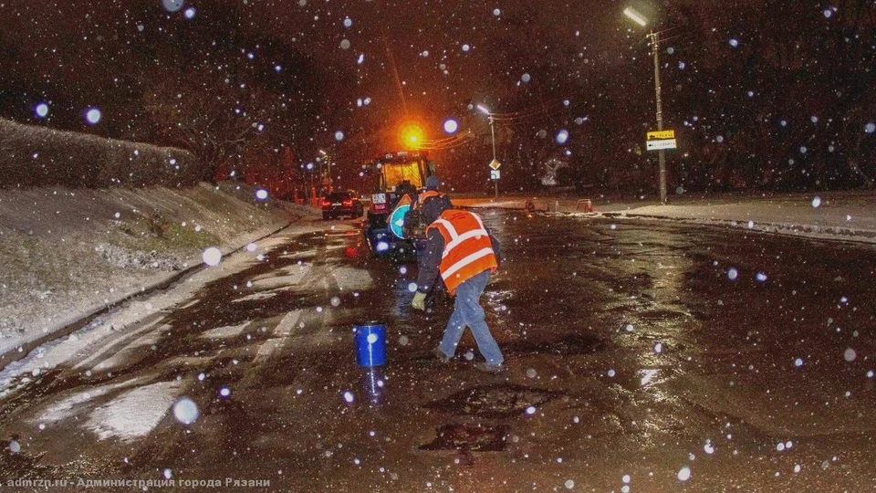 Объездную дорогу у Большого каменного моста на улице Ленина заделали от выбоин.