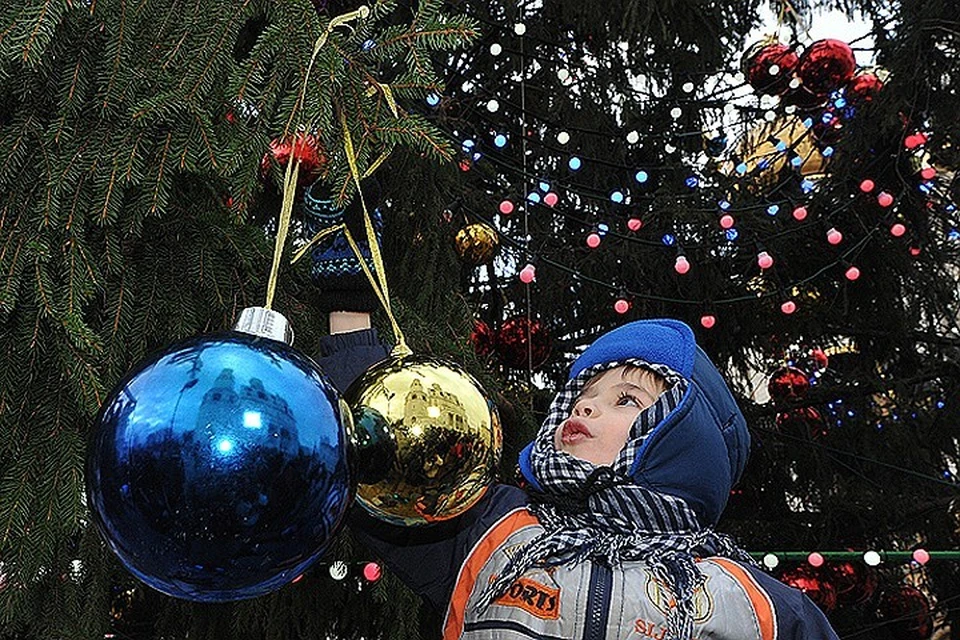 Москву начали украшать к Новому году