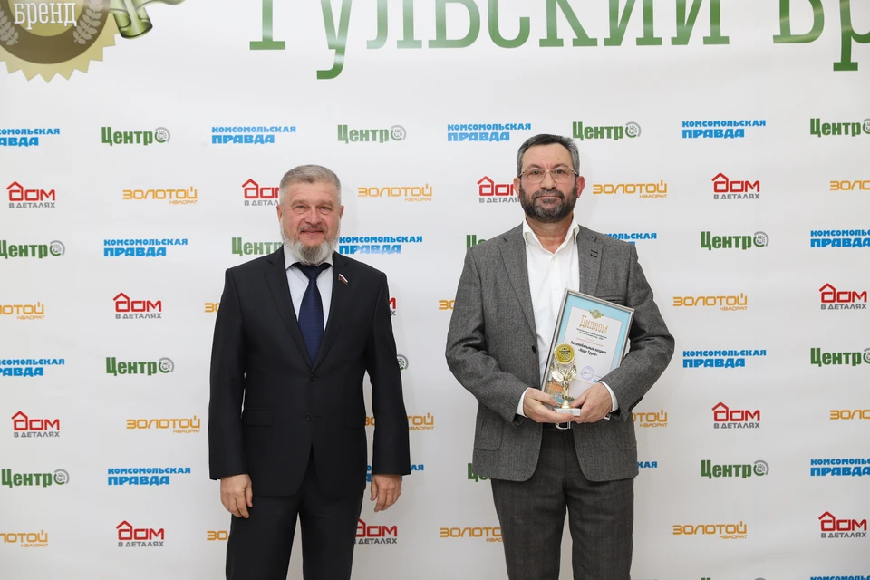 Премию "Тульский бренд- 2020" Ерухому Шальмиеву вручил заместитель председателя Тульской областной Думы Александр Балберов