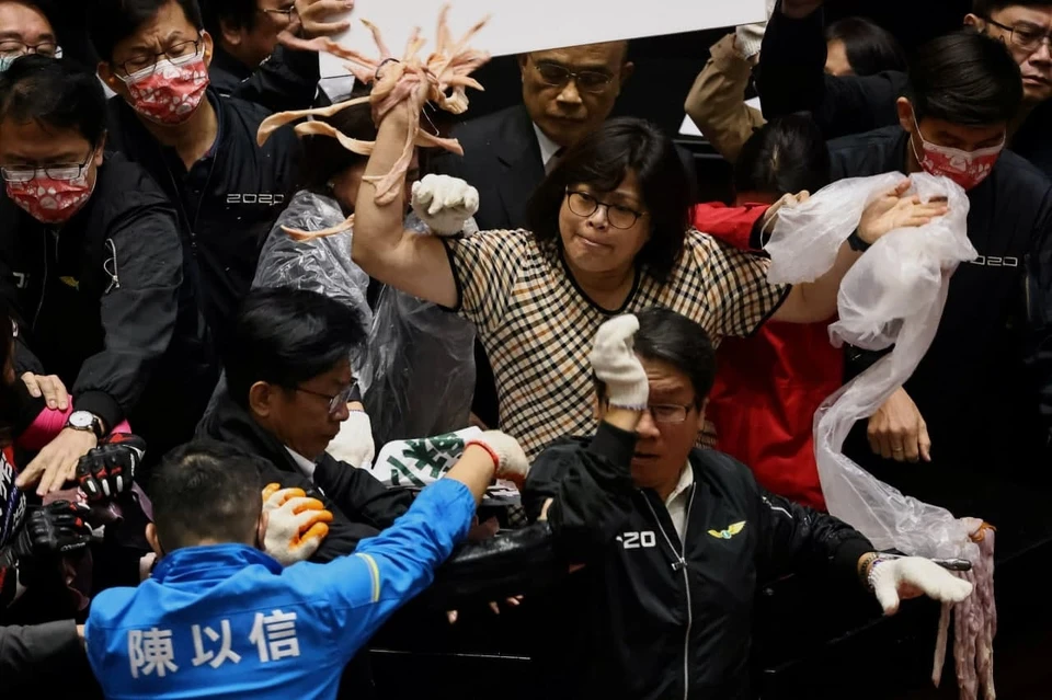 В парламенте Тайваня забросали свиными кишками премьер-министра страны