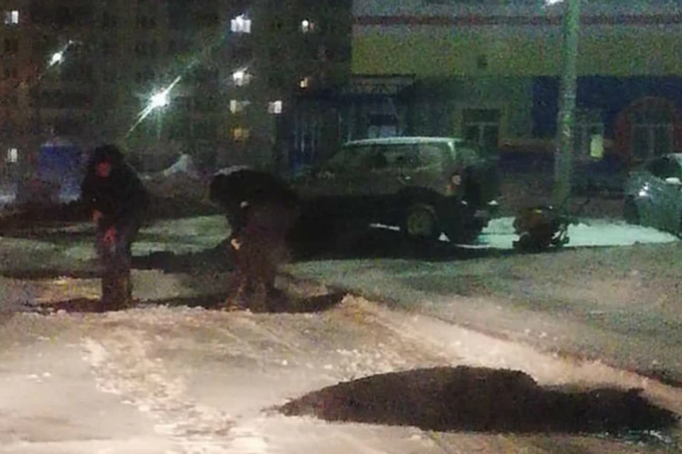 Асфальт кидали прямо на снег. ФОТО: Андрей КАШИРИН