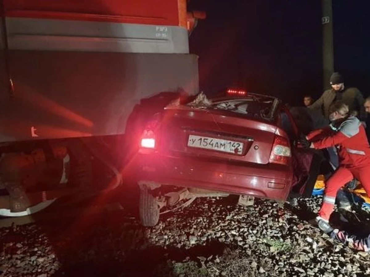 Следователи завели уголовное дело после смертельного ДТП с поездом в Усть-Лабинске  - KP.RU