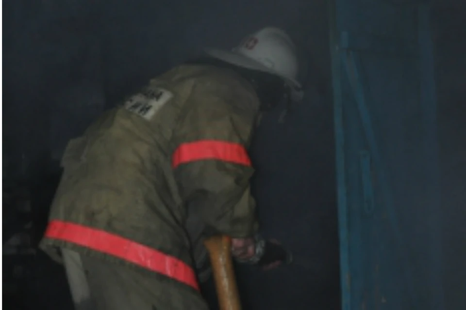 Пожарные помогли спасти из огня человека