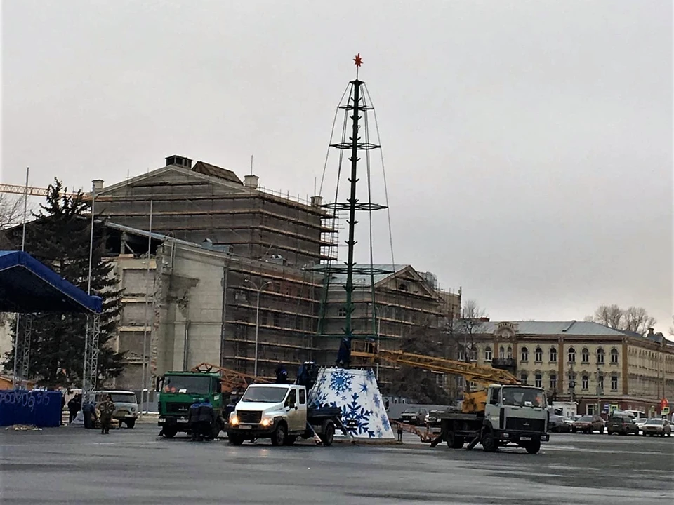 На Театральной площади ставят новогоднюю елку. Фото группы "Типичный Саратов"