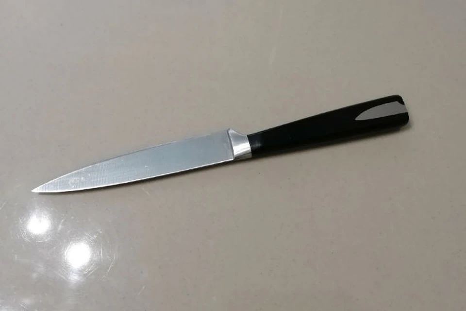 Мужчина схватил кухонный нож и ударил им женщине в плечо