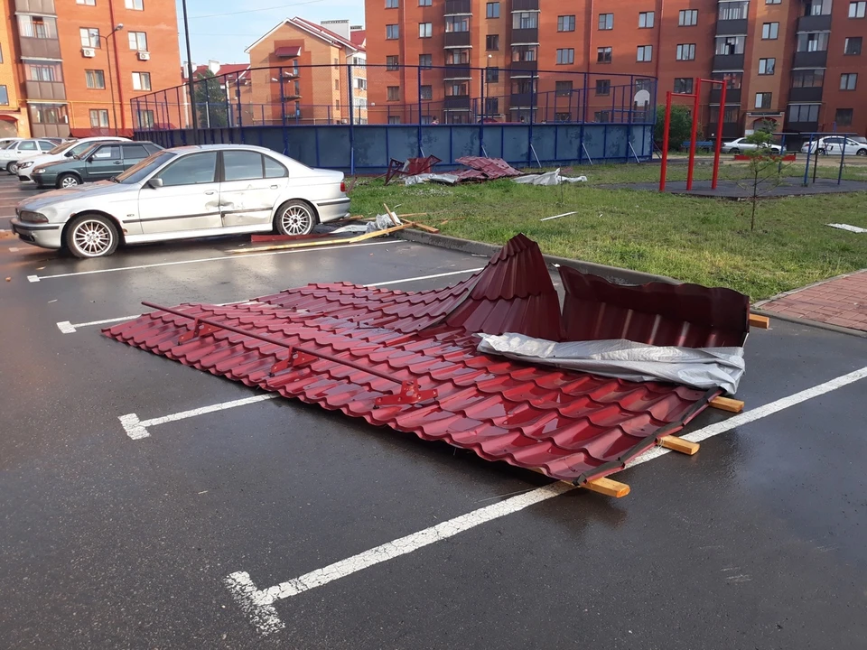 В июле под Рязанью сорванная крыша повредила автомобили, припаркованные во дворе многоквартирного дома.