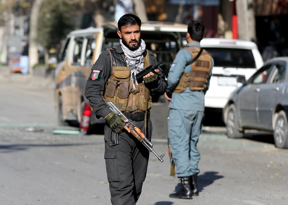 Афганский полицейский на месте теракта в Кабуле.