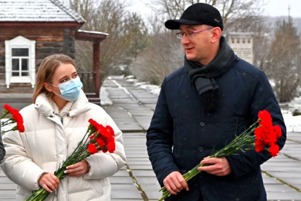 Глава региона Владислав Шапша и правнучка маршала Варвара Ерохина возложили цветы к монументу полководца. Фото: личная страница губернатора Калужской области Владислава Шапши.