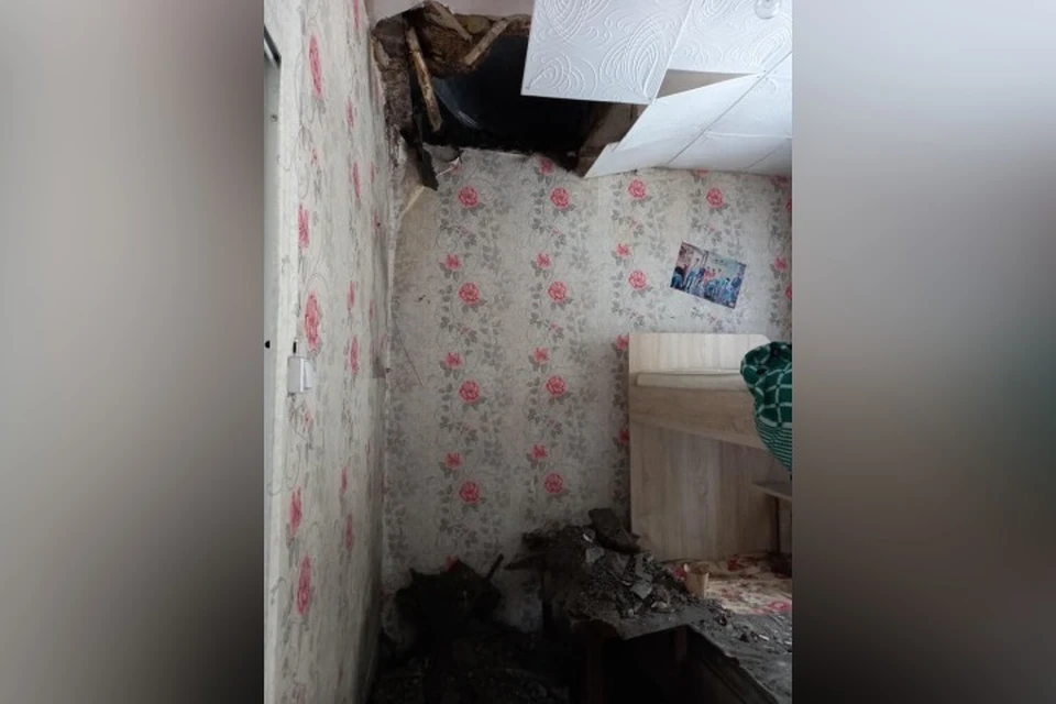 Крыша рухнула: в бараке в Кемерове обвалился потолок. ФОТО: телеграм "Инцидент Кузбасс"