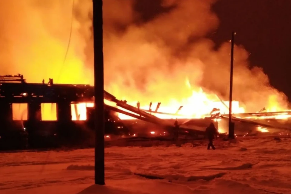 В течение нескольких часов 22 человека пытались справиться с огнем. Фото: afanasyevo.ru