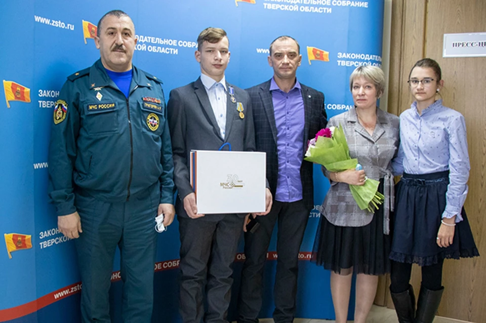 15-летний Александр Недоступов награжден за спасние двух детей Фото: ГУ МЧС России по Тверской области