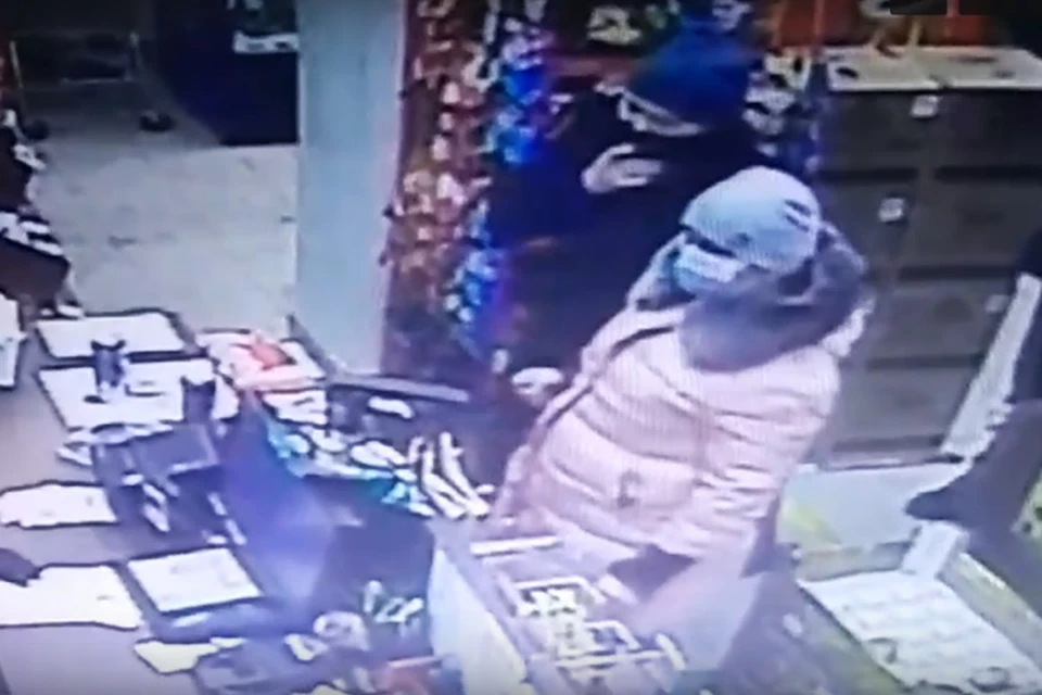 Чтобы не быть узнанной, женщина натягивает маску почти на все лицо.