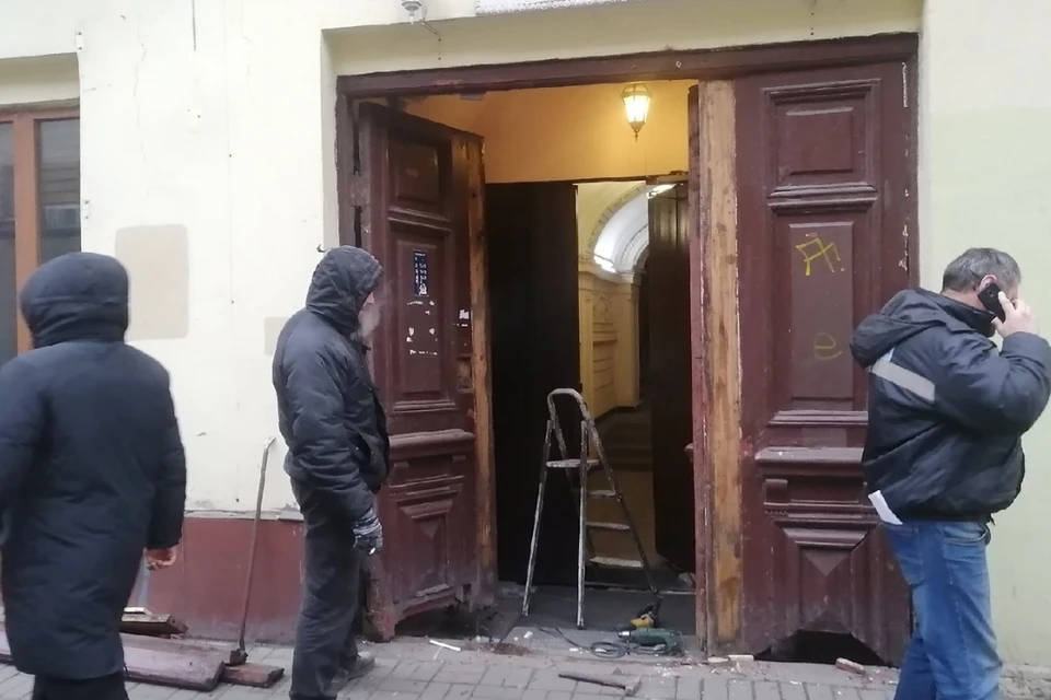 Активисты предотвратили демонтаж парадных дверей в старинном доме в центре Санкт-Петербурга. Фото: vk.com/kostrovyaroslav