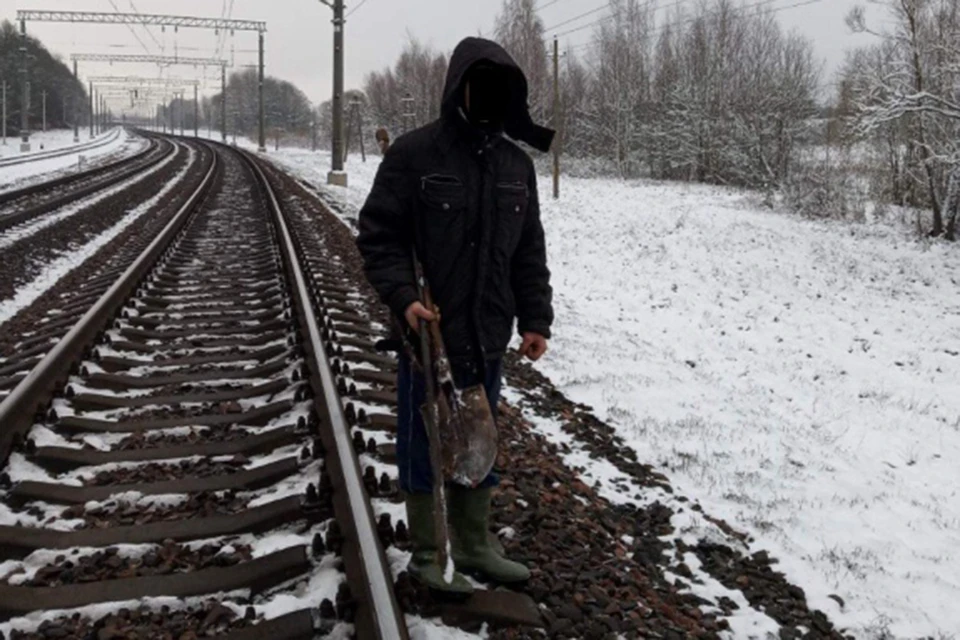 Мужчина пришел на железную дорогу с ножовкой, ломом и лопатой и повредил провод. Фото: УВД Гродно.